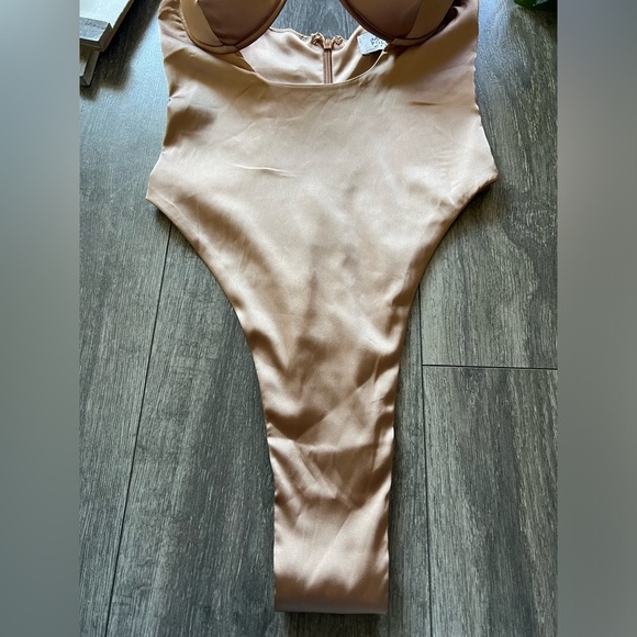 Oh Polly Chained Up Satin Cut Out Bodysuit in Rose Gold. Size 0 - Picture 9 of 16